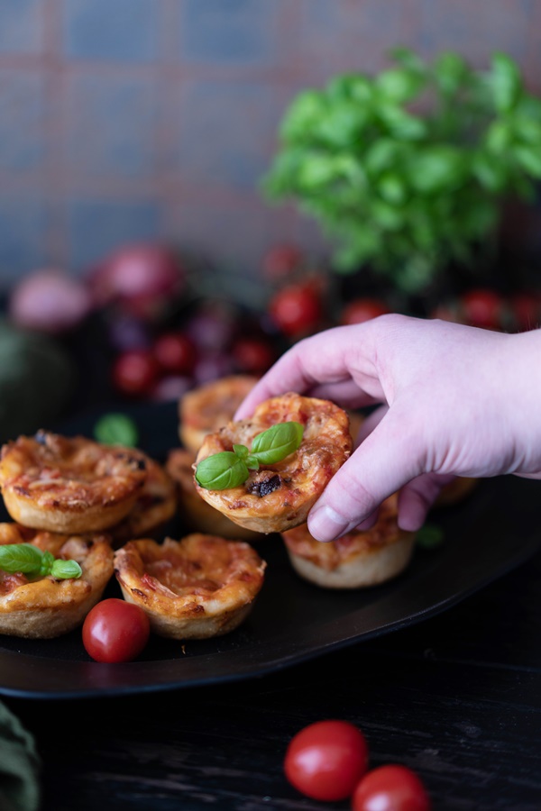 Blitzschnelles Rezept für leckere Pizza-Muffins oder Mini-Pizzen ganz einfach 