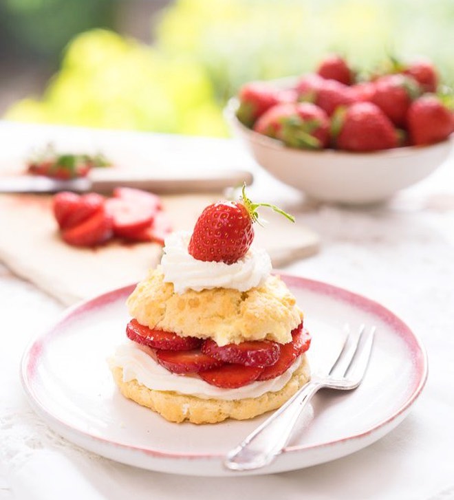So ein kleines Erdbeer-Törtchen in Ehren, kann keiner verwehren, oder? 
Meine Strawberry Shortcakes mit frischen Erdbeeren sind ruckizucki gemacht und das allerbeste Kaffeestündchen-Futter! 🍓♥️  Hier der Link zum Beitrag:  http://bit.ly/30CHaUl  Alternativ könnt Ihr der Story schauen oder auf meinem Blog zimtkeksundapfeltarte.com ''Shortcakes'' in die Suchfunktion eingeben! 💻  🧡 Ihr mögt mein Rezept? Dann vergesst nicht, es Euch für später abzuspeichern! 💾  👍🏻 Und, wenn es Euch gefallen hat, lasst mir  gerne einen Kommentar und ein Like da, darüber freue ich mich riesig! ❤️  🎂 Großartig ist es, wenn Ihr mich bei Euren nachgebackenen Werken mit verlinkt, so dass ich sie sehe und teilen kann! 🔗
⠀⠀⠀⠀⠀⠀⠀⠀⠀ ⠀⠀⠀⠀⠀⠀⠀⠀⠀⠀ ⠀⠀⠀⠀⠀⠀⠀⠀⠀⠀
🇺🇸🇬🇧 Engl.: strawberry shortcakes Please follow the link  http://bit.ly/30CHaUl
On my blog you will find a translation button for all my recipes!) ⠀⠀⠀⠀⠀ ⠀⠀⠀⠀⠀⠀ ⠀ ⠀⠀⠀⠀⠀⠀⠀⠀⠀⠀  #zimtkeksundapfeltarte #eatprettythings #beautifulcuisines @beautifulcuisines  @rezeptebuchcom #rezeptebuchcom #hautecuisines @hautecuisines @thebakefeed #thebakefeed
@bakefromscratch #bakefromscratch @foodblogfeed #foodblogfeed @foodartblog #foodartblog @useyournoodles #useyourcreativenoodles #imsomartha #strawberries #erdbeertörtchen