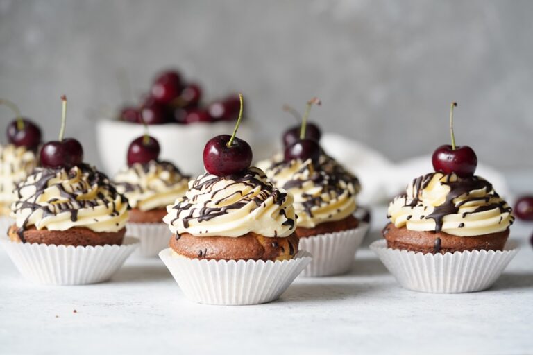 Einfaches Rezept für saftige Donauwellen-Muffins mit Kirschen