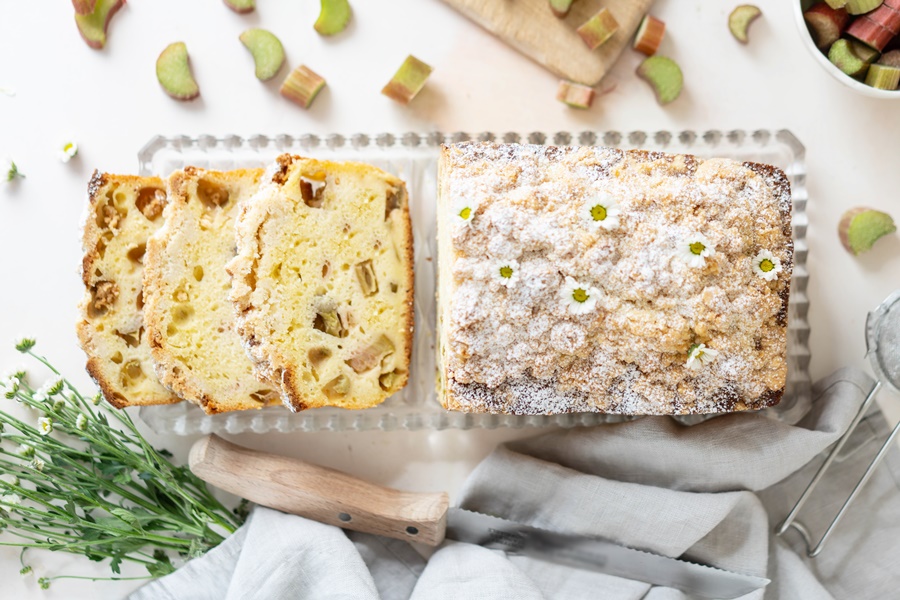 Rhabarber Rührkuchen / Kastenkuchen mit Streuseln - einfaches Rezept