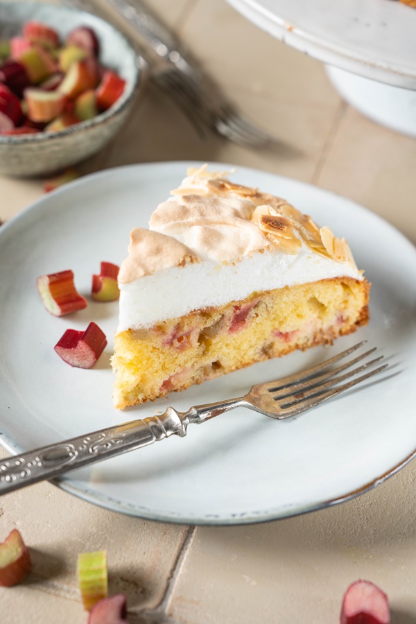 Rezept für Omas Rhabarber-Rührkuchen mit Baiserhaube