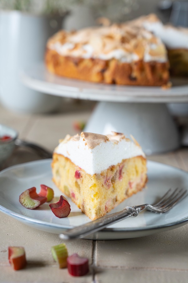 Rezept für Omas Rhabarber-Rührkuchen mit Baiser