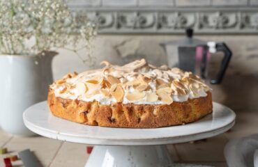 Einfaches Rezept für Omas Rhabarberkuchen mit Baiserhaube