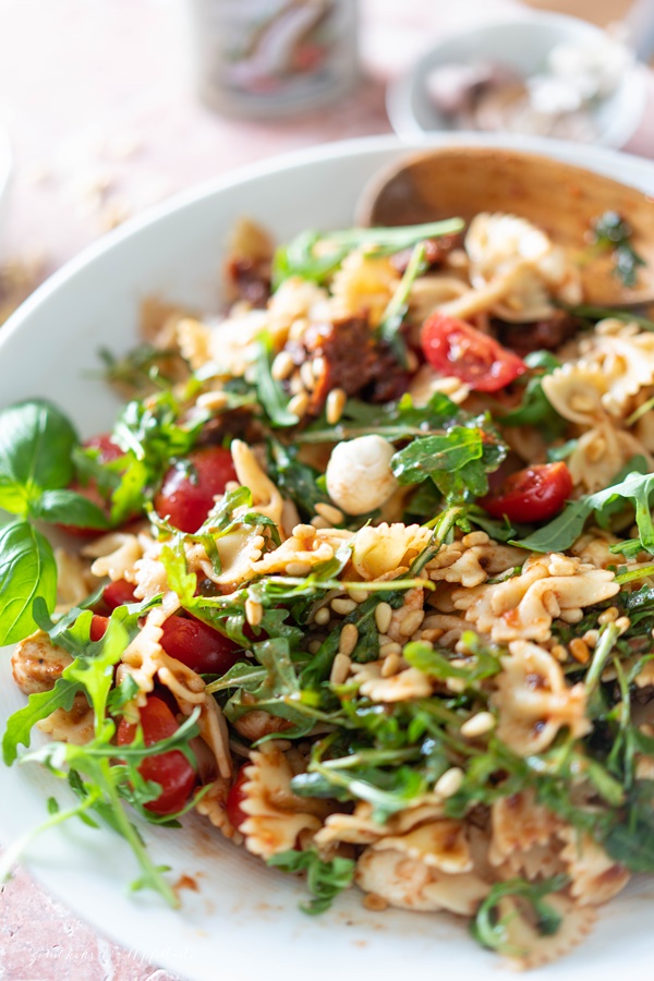 Nudelsalat mit Rucola und Mozzarella