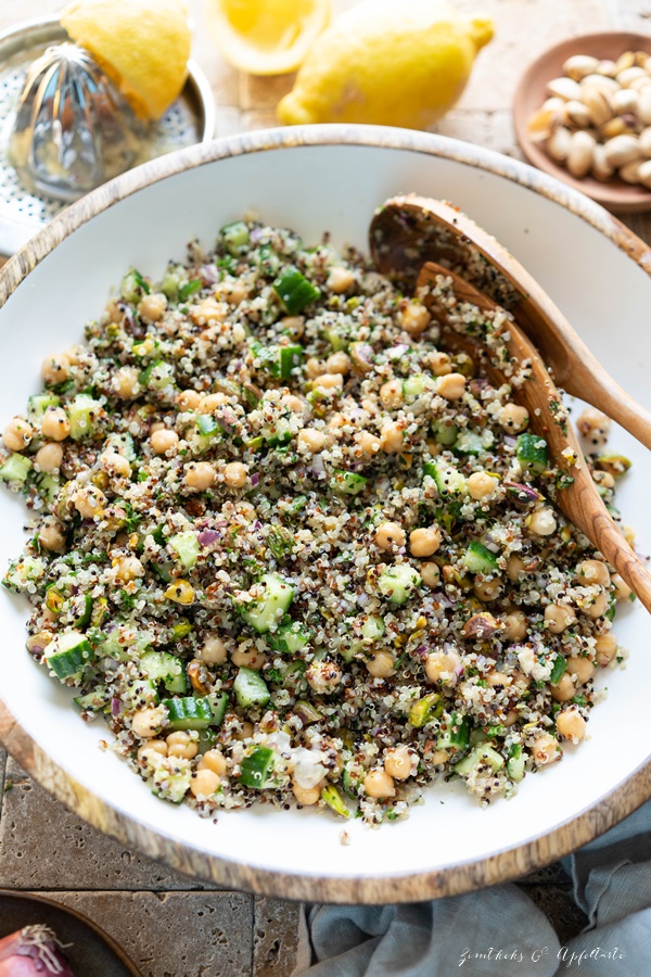 sommerlicher Quinoa-Salat mit Zitronendressing - fix auf dem Tisch