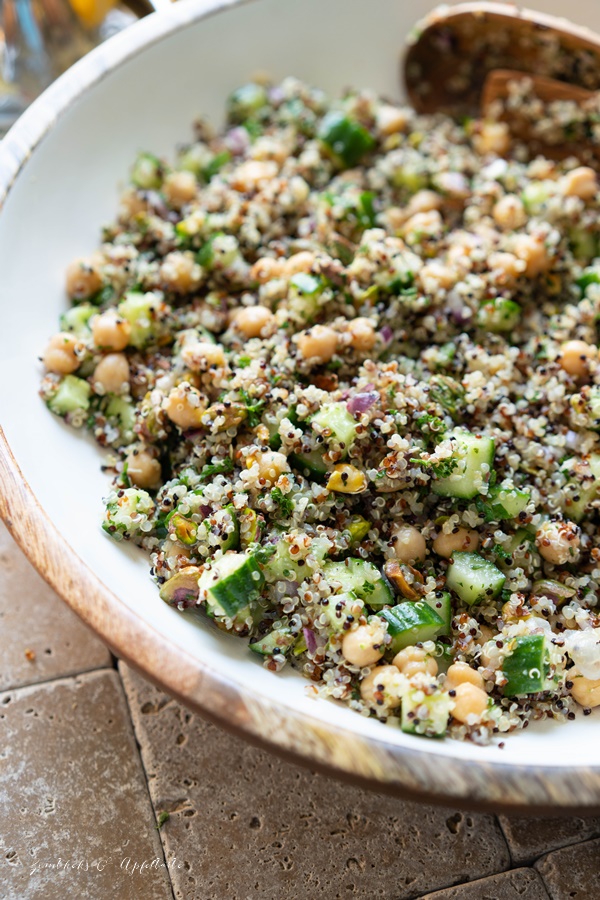 Einfaches Rezept sommerlicher Quinoa-Salat mit Zitronendressing