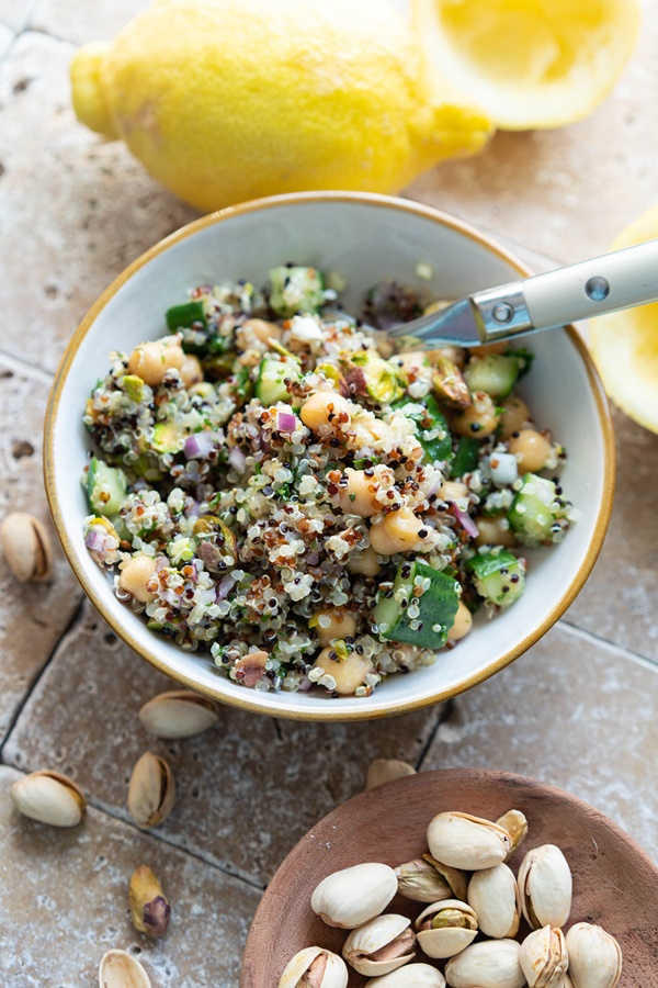 Rezept sommerlicher Quinoa-Salat mit Zitronendressing - einfach schnell und lecker