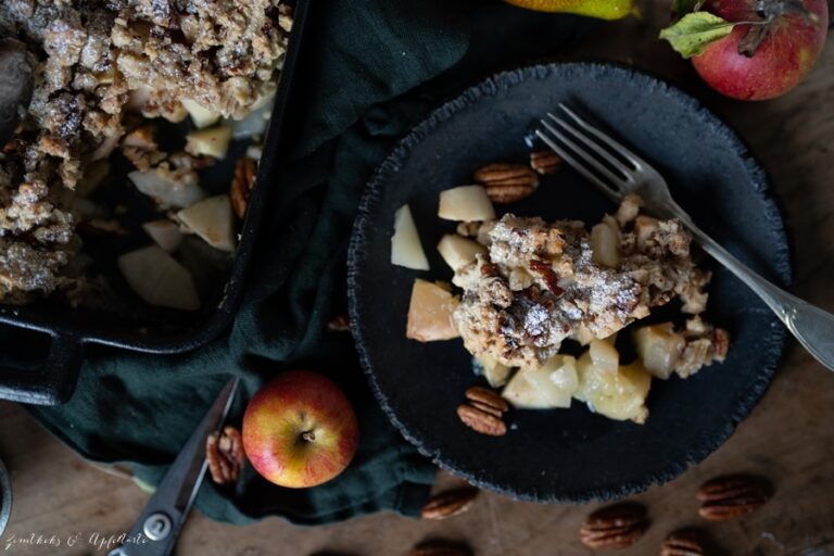 Einfaches, leckeres Rezept Apfel-Birnen-Crumble mit Pekannüssen