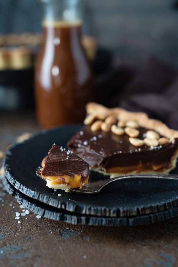 Einfaches und gelingsicheres Rezpet Erdnuss-Karamell-Schokoladen-Tarte - Snickers-Tarte