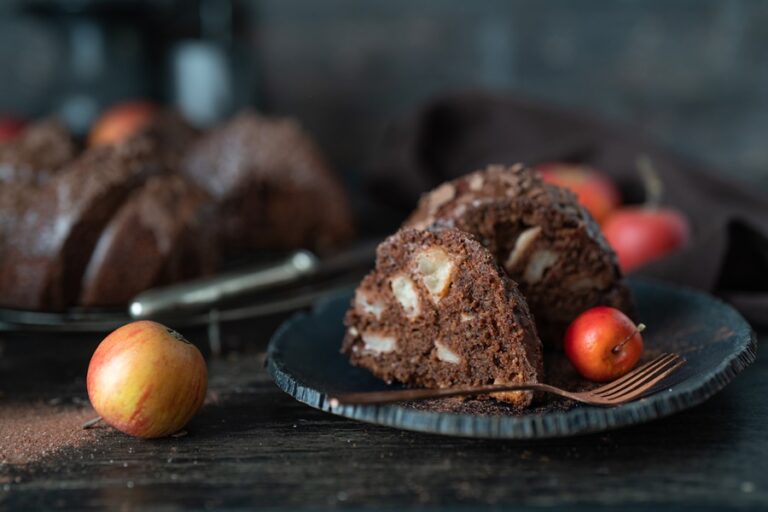 Einfaches Rezept saftiger Schokoladen-Gugelhupf mit Apfel