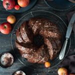 Saftiger Winter-Schokoladen-Gugelhupf mit Apfel