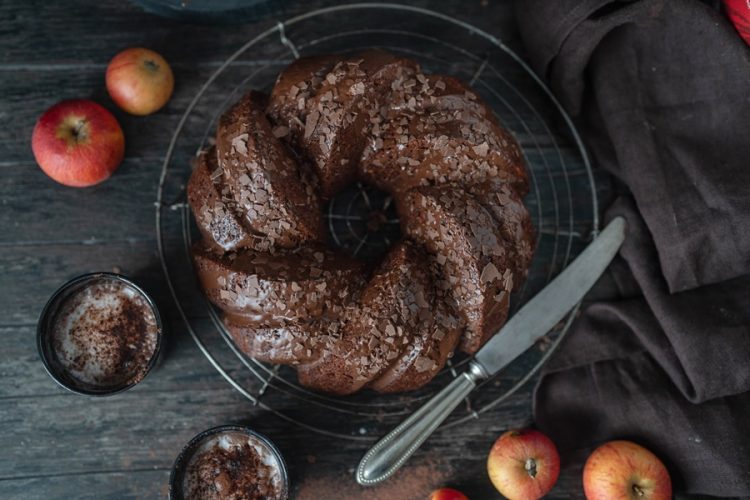 Einfaches Rezept saftiger Schokoladen-Gugelhupf mit Apfel