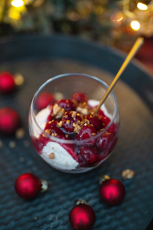 Festliche Weihnachtsdesserts - himmlisch leckere Rezepte fürs Fest - Brownie Cheesecake im Glas mit Gewürzkirschen