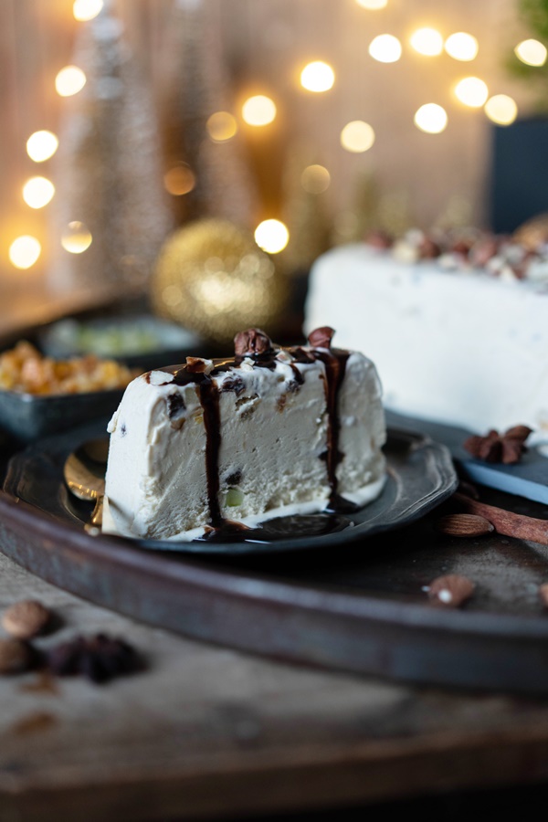 Festliche Weihnachtsdesserts - himmlisch leckere Rezepte fürs Fest - Stollenparfait mit Schokoladensauce 