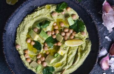 Einfaches Rezept cremiger Avocado-Hummus