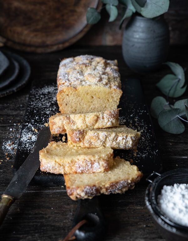 Saftiger Zitronenkuchen mit Streuseln vegan