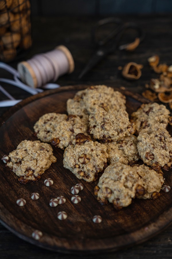 Einfaches Rezept für vegane Hafer-Walnuss-Schokoladen-Cookies