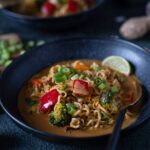 Thai-Gemüsesuppe mit Nudeln vegan