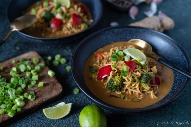 Einfaches Rezept für vegane Thai-Gemüsesuppe mit Nudeln