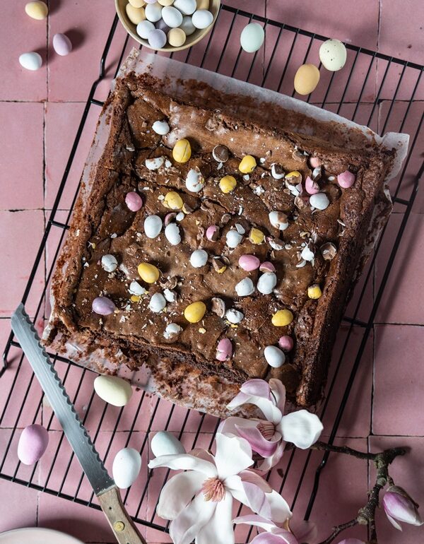 Saftige Brownies mit Walnüssen und Ostereiern