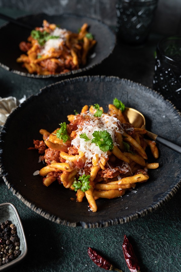 Pasta mit Salsicce, Tomatensauce und Pecorino – einfaches und gelingsicheres Rezept