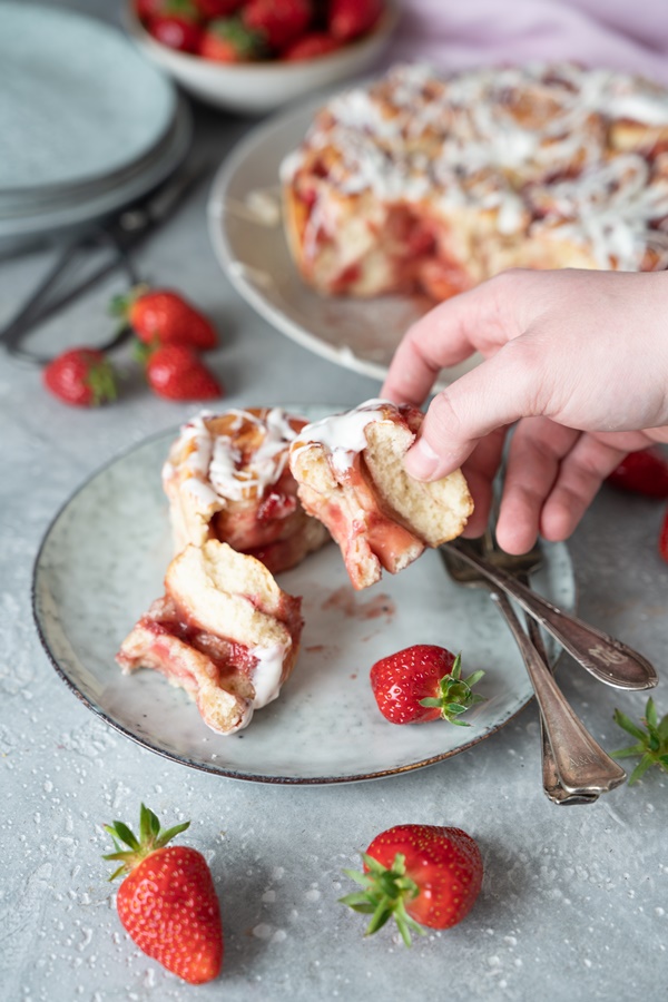 Einfaches Rezept für fixe Erdbeerschnecken - Erdbeer-Rosenkuchen