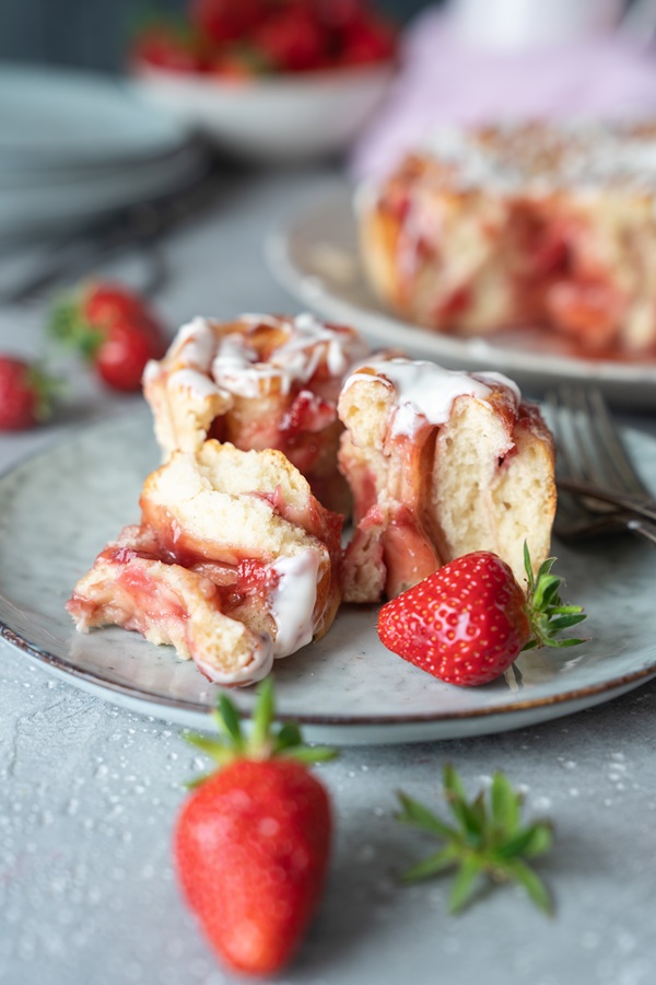 Rezept saftige Erdbeerschnecken - Erdbeer-Rosenkuchen - ganz einfach und schnell