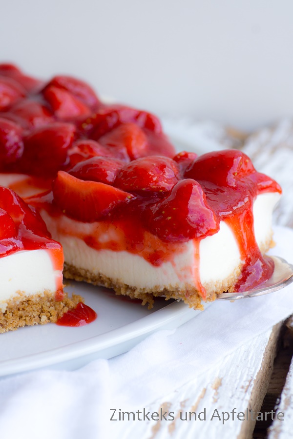 Gelingsicheres Rezept ohne Backen: Holunder-Cheesecake mit Erdbeeren. 