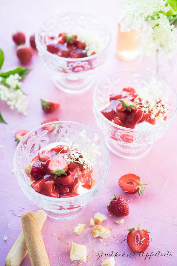 Leckeres Dessert: Holunder-Tiramisu im Glas mit Erdbeeren
