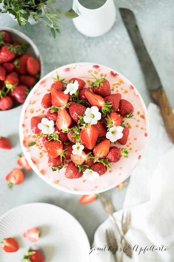 Leckeres und einfaches Rezept für eine Erdbeer-Schmand-Torte ohne Backen