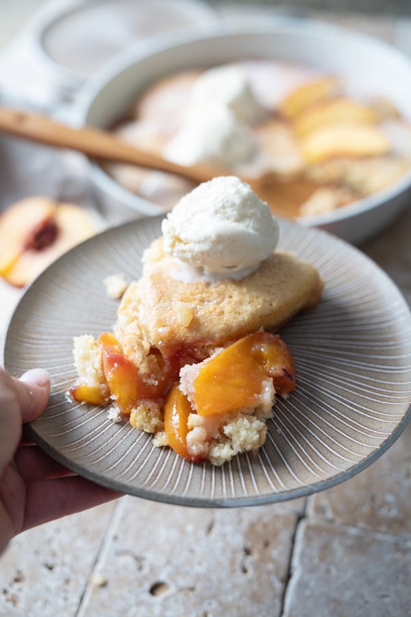 Super leckeres Dessert im Sommer: Peach Cobbler