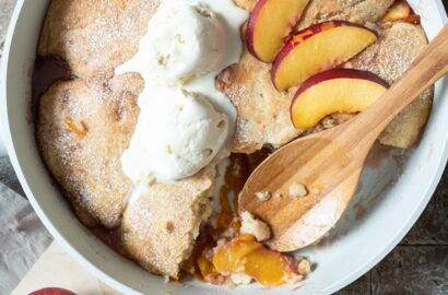 Peach Cobbler, Pfirsich Auflauf als Dessert mit Eis