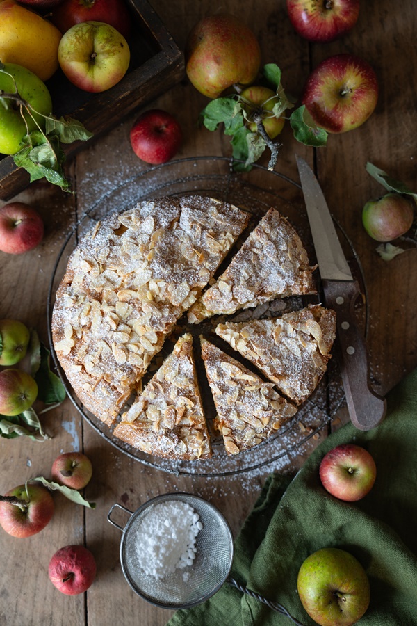 Einfaches Rezept saftiger Ricotta Apfelkuchen mit Mandeln