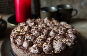 Cremiger Schokoladen-Haselnuss-Cheesecake mit Schokoboden - einfaches Rezept