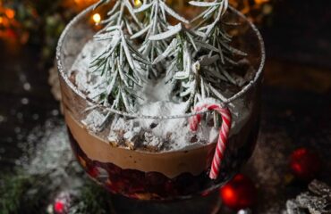 Rezept für ein tolles Weihnachtsdessert: Schwarzwälder Kirsch Trifle mit Lebkuchen