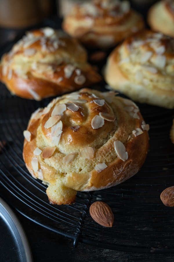 Hefeschnecken mit Mandelfüllung - locker und lecker