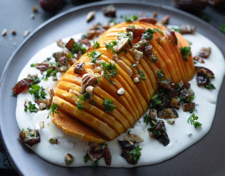 Einfaches Rezept Ofen-gebackener Butternut-Kürbis mit Fetacreme