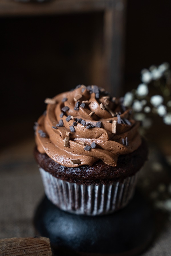 Einfaches Rezept für saftige Schokoladen-Cupcakes 