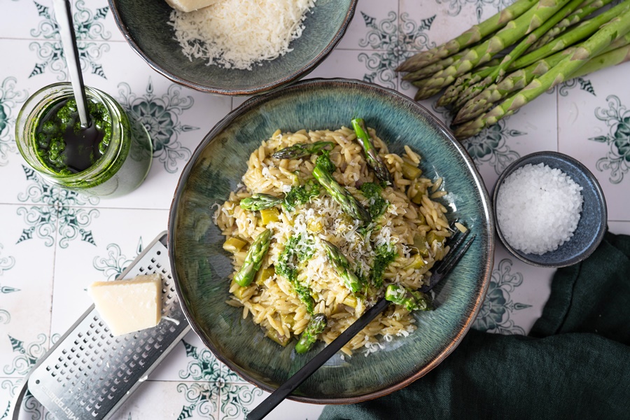 One Pot Orzo mit grünem Spargel und pesto