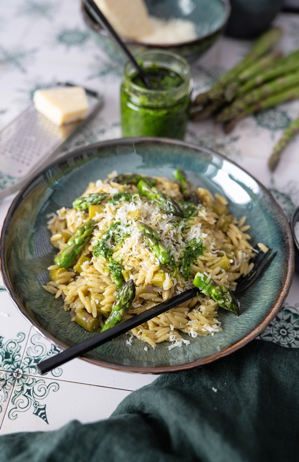 Rezept für One Pot Orzo Pasta mit grünem Spargel und Pesto