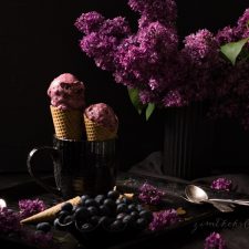 Vanille-Eis mit gebackenen Blaubeeren