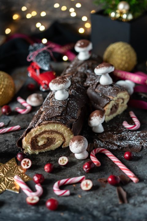 Bûche-de-Noel-Biskuitrolle-mit-Schoko-Orangen-Zimt-Creme