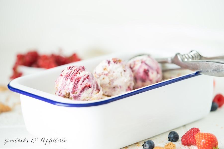 Einfaches Rezept f&uuml;r CheesecakeEiscreme mit Beeren