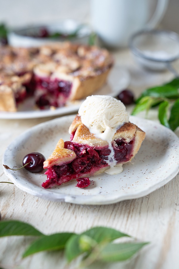 Gelingsicheres Rezept für einen Kirsch Pie - super lecker und ganz einfach mit leckerem Mürbeteig und fruchtigen Kirschen. Super als Dessert oder als Sonntagssüß. Schmeckt mit Süßkirschen und auch mit Sauerkirschen! #zimtkeksundapfeltarte