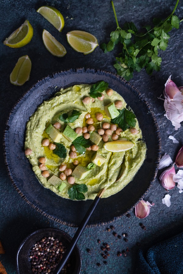 Einfaches Rezept cremiger Avocado-Hummus