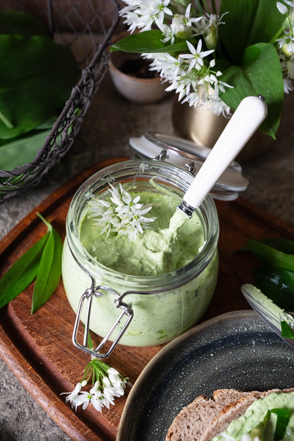 Cremiger und würziger Bärlauch-Feta-Dip