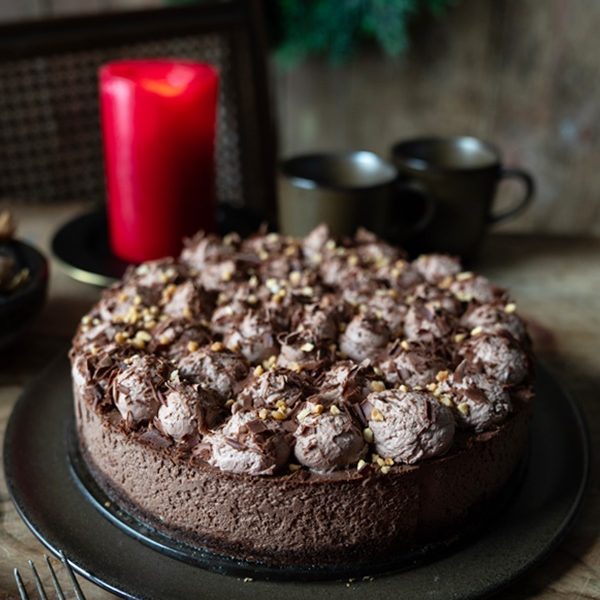 Cremiger Schokoladen-Haselnuss-Cheesecake mit Schokoboden - einfaches Rezept