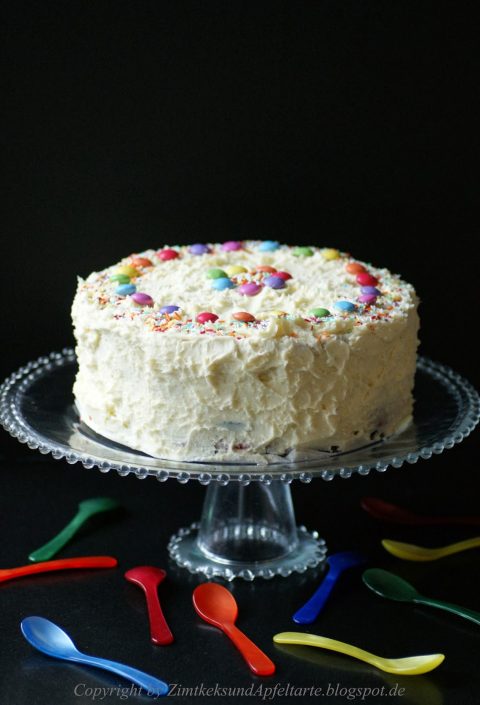 Rainbow Cake mit Zitronen-Buttercreme