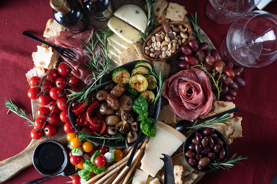 Einfach und lecker: Antipastiplatte f&uuml;r viele G&auml;ste - Rezept