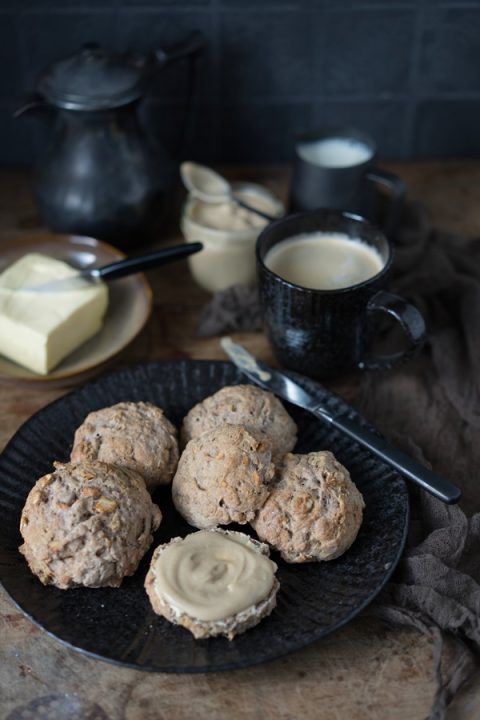 Dinkel-Walnuss-Brötchen und Maronen-Apfel-Aufstrich - ganz einfach